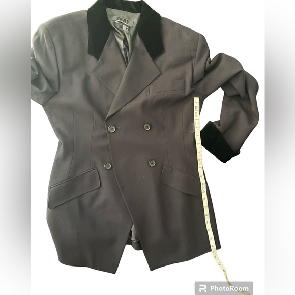 DKNY ESSENTIALS SZ 8 BLACK ONE BUTTON BLAZER VELVET COLOR AND WRISTS VIN… - Picture 4 of 10